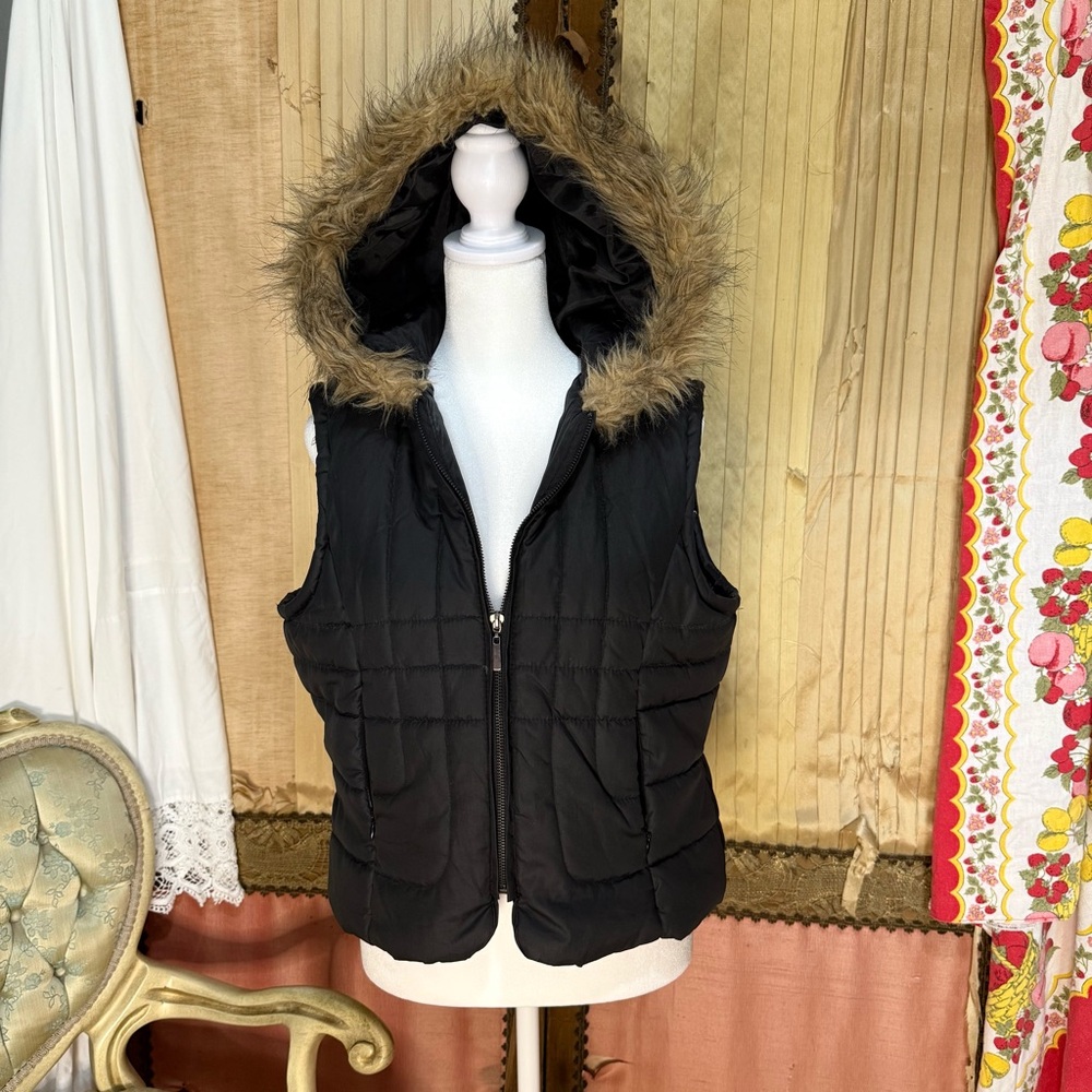 Body Central Black Puffer Vest with Faux Fur Trim